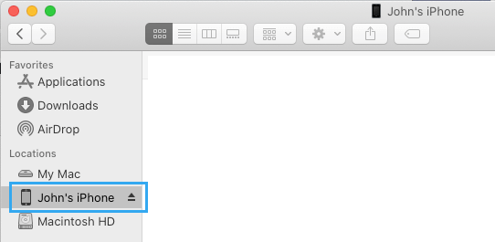 Выберите iPhone в меню Finder на Mac