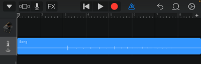 Импортированная песня перетащена под первым треком в GarageBand