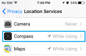 Компас на экране служб определения местоположения на iPhone