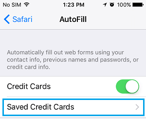 Вкладка «Сохраненные кредитные карты» на экране автозаполнения браузера Safari на iPhone