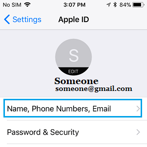Имя, номера телефонов, параметр настроек электронной почты на экране Apple ID на iPhone